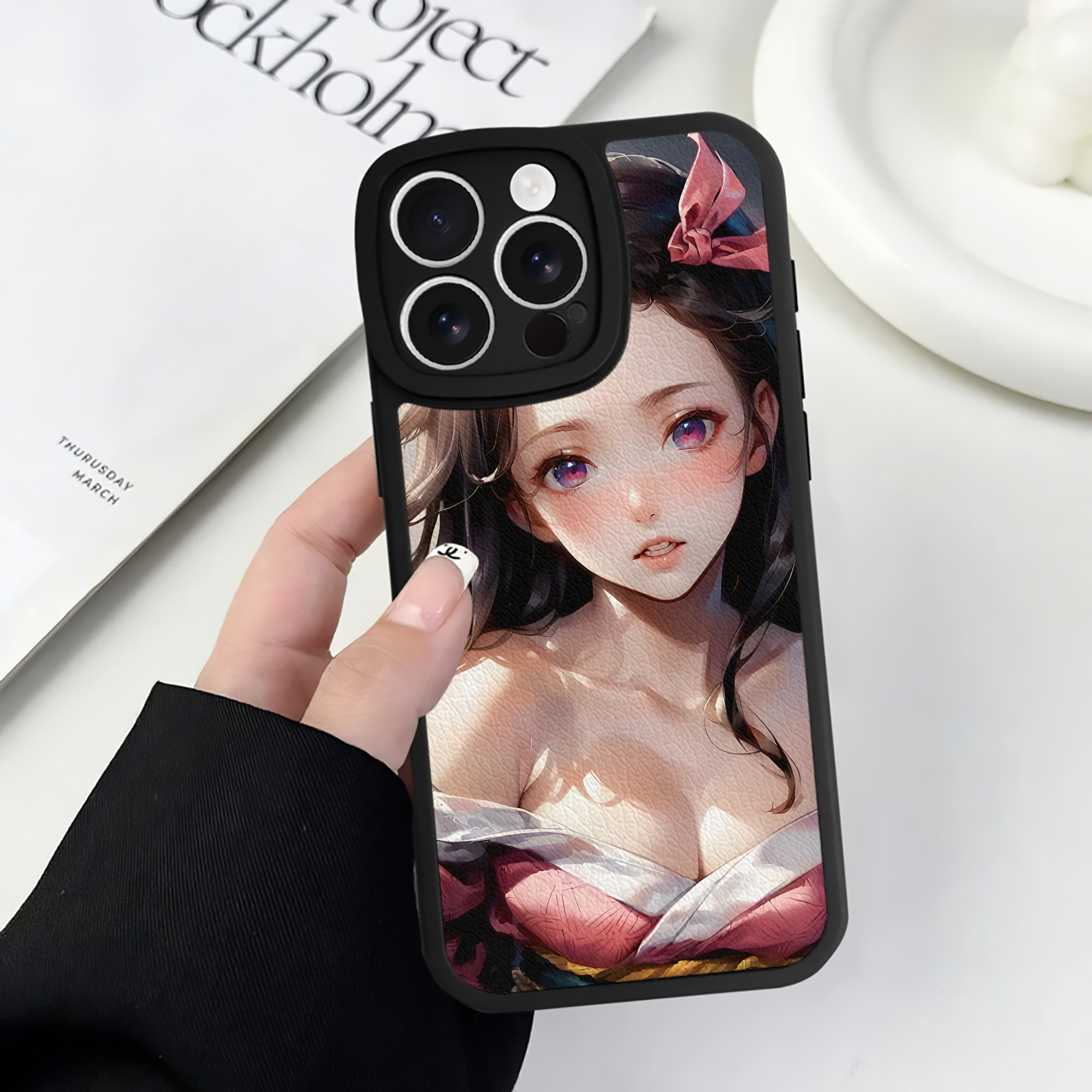 （画像用） 鬼滅の刃（きめつのやいば）竈門 禰󠄀豆子／かまど ねずこ Kamado Nezuko 【iPhone 16シリーズ対応】シリコンスマホケース（レザー調） 材質：シリコン